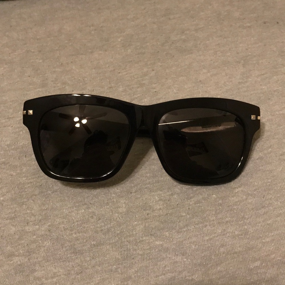 Black Salvatore Ferragamo sun glasses